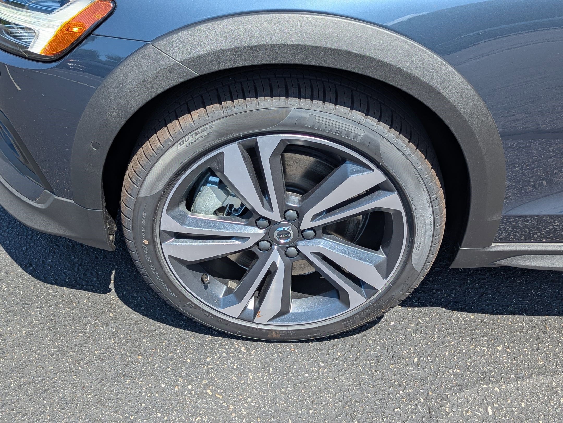 New 2026 Volvo V60 B5 Cross Country Plus w/ Protection Package Premier image 25