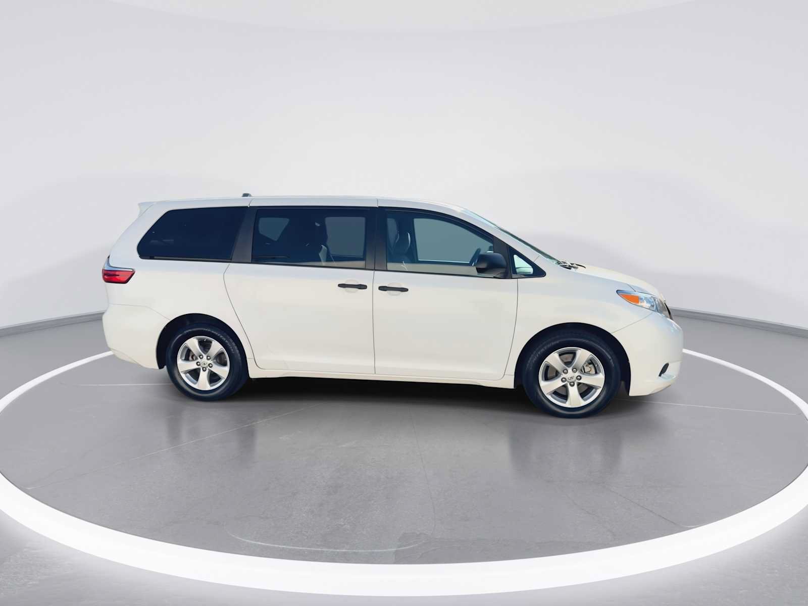 Used 2015 Toyota Sienna L FWD image 9