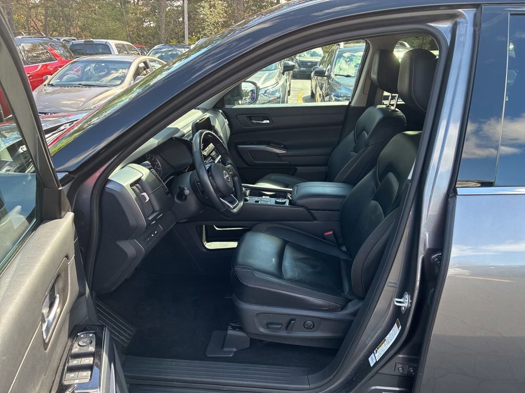 Certified 2023 Nissan Pathfinder SL w/ Black Appearance Package AWD/4WD image 17