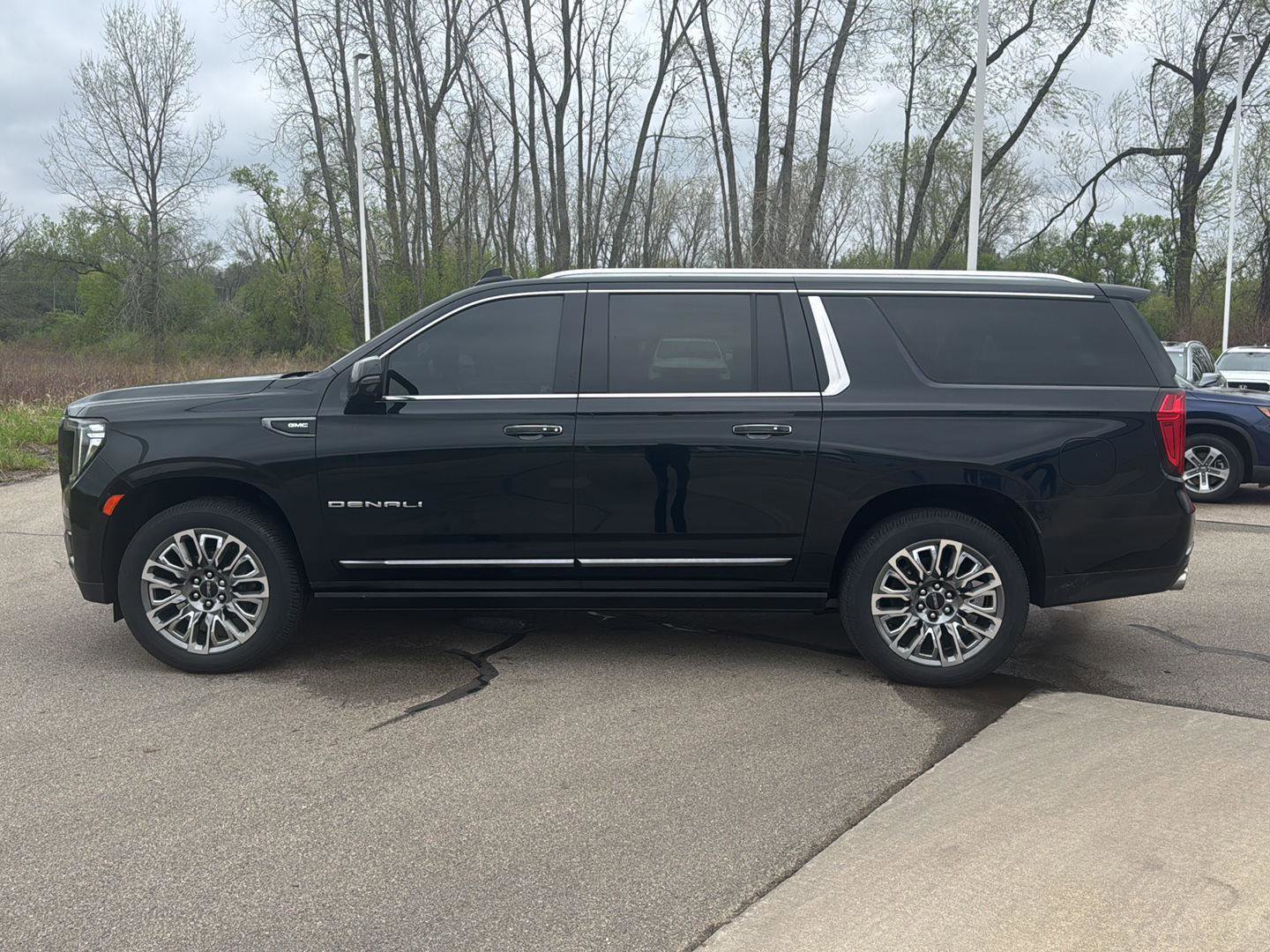 Used 2023 GMC Yukon XL Denali Ultimate AWD/4WD image 2