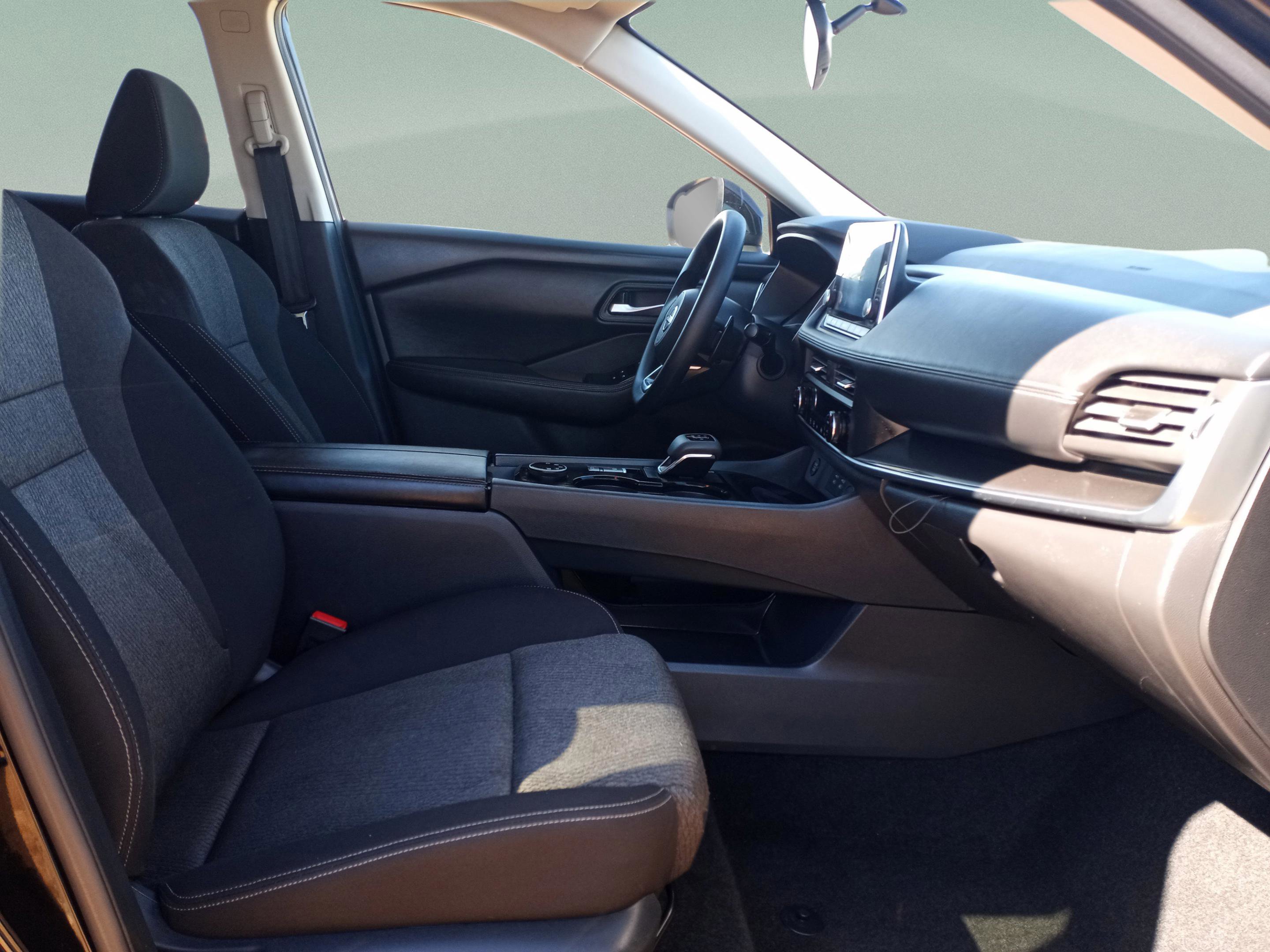 Used 2024 Nissan Rogue SV image 30