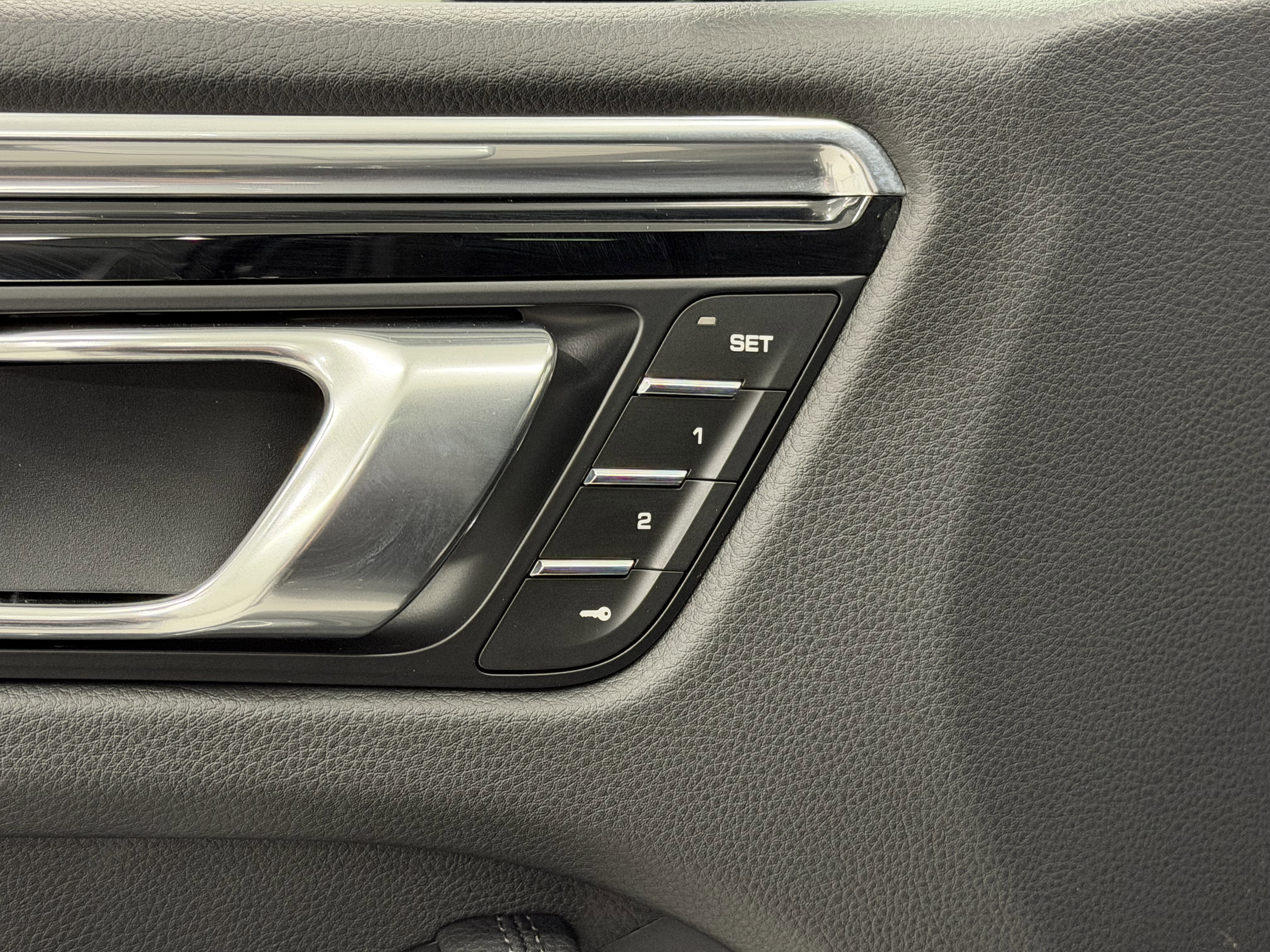 Certified 2025 Porsche Macan AWD/4WD image 29