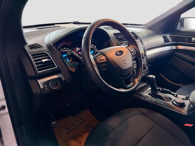 Used 2017 Ford Explorer XLT AWD/4WD image 10