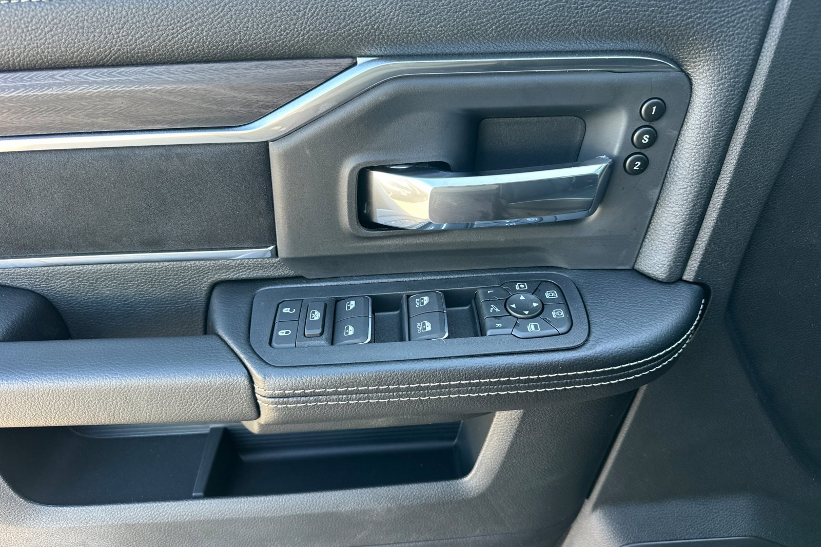 New 2026 RAM 2500 Laramie AWD/4WD image 10