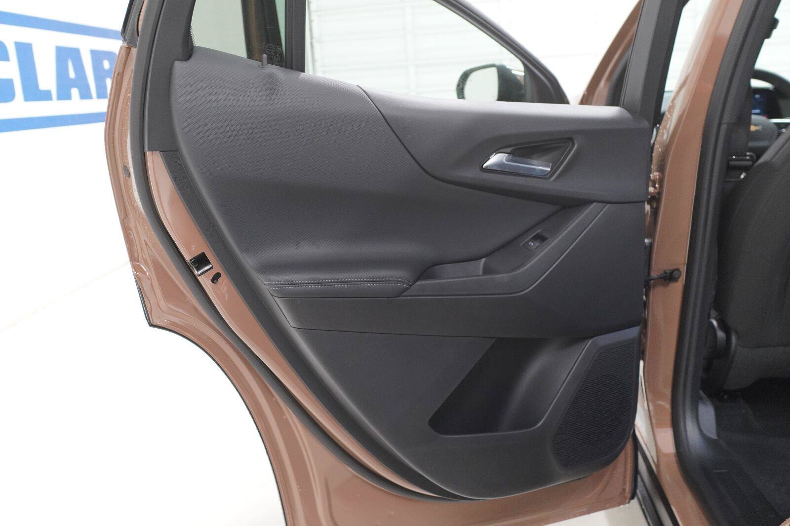 New 2027 Chevrolet Equinox LT w/ Safety and Technology Package FWD image 33