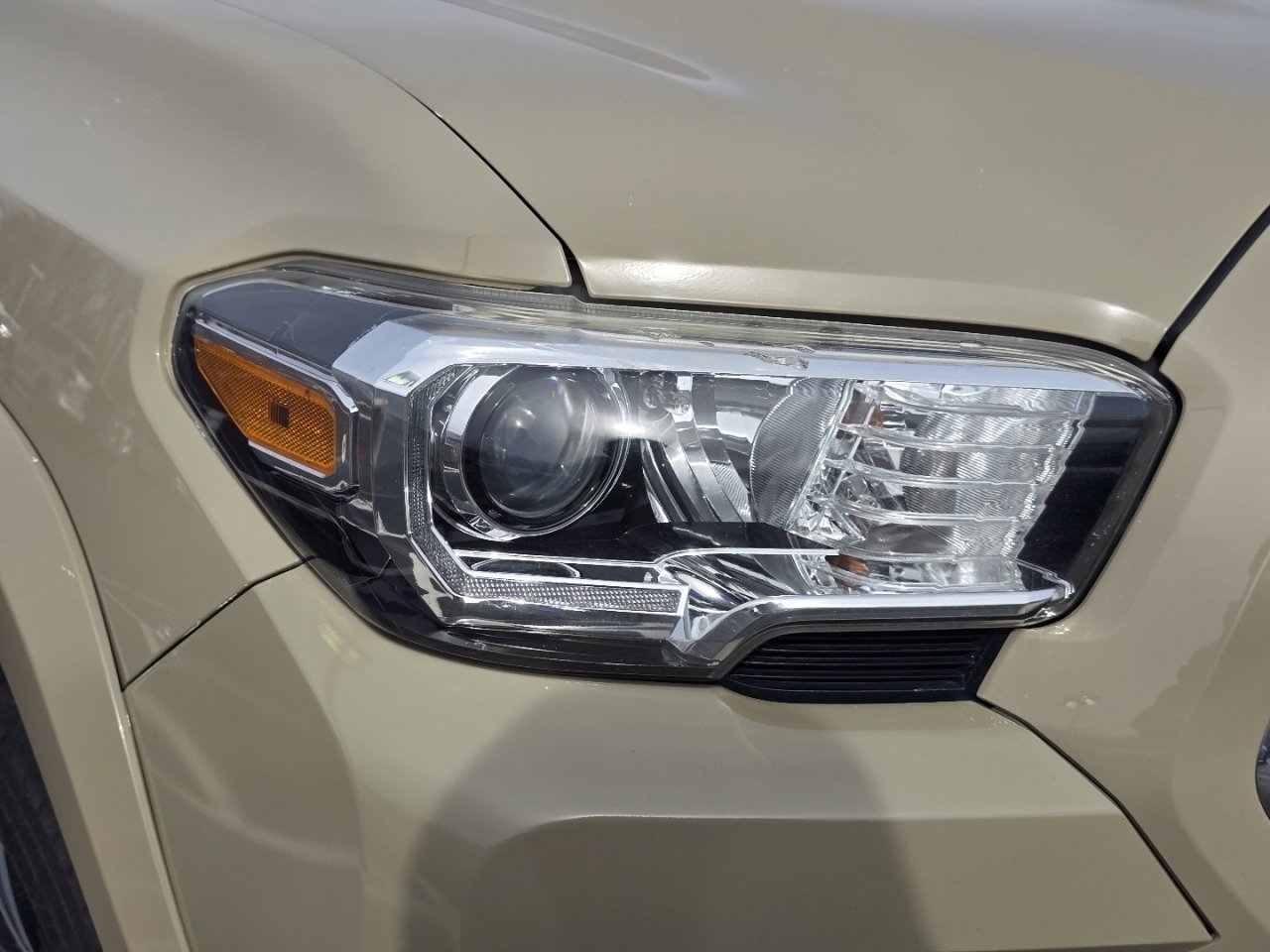 Used 2016 Toyota Tacoma TRD Sport w/ Towing Package image 9