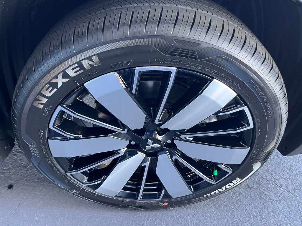 New 2025 Mitsubishi Outlander SE image 33