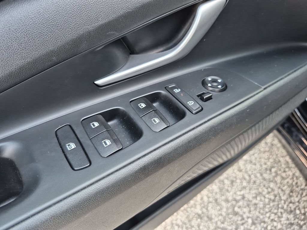 Used 2025 Hyundai Elantra SE FWD image 13