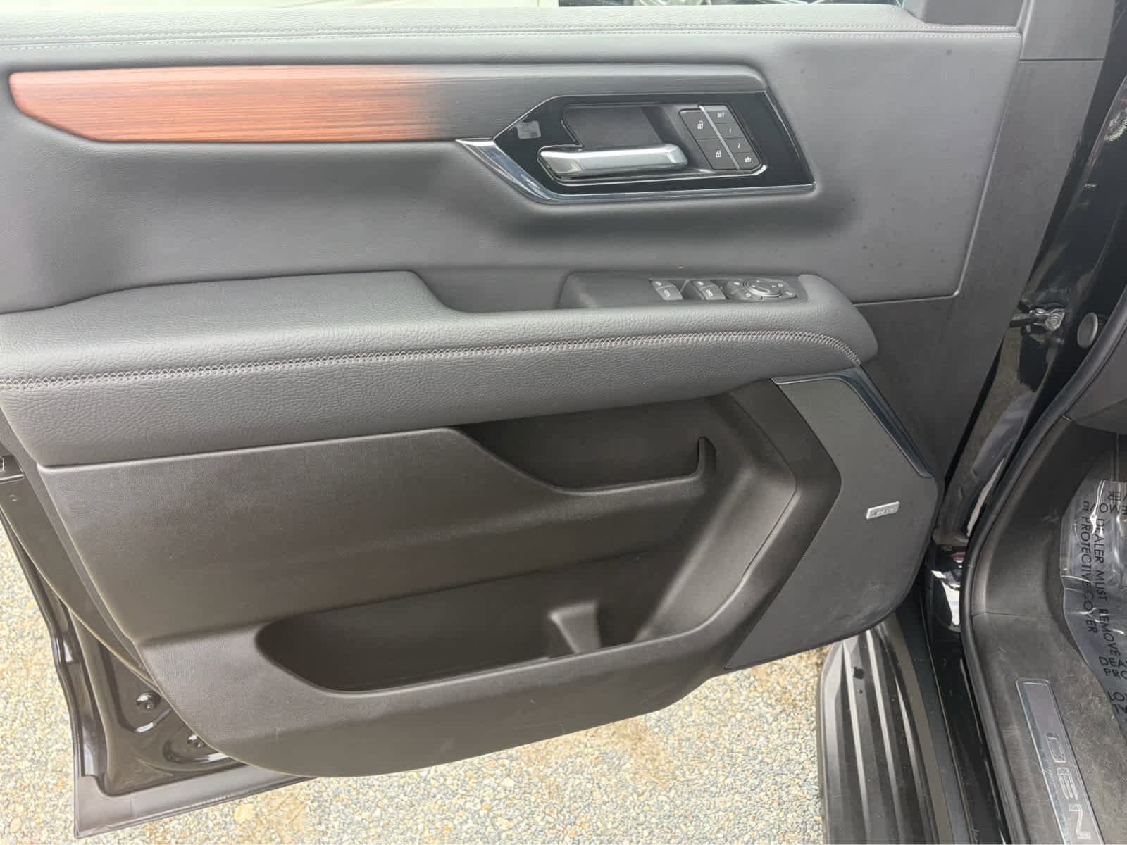 Used 2025 GMC Yukon XL Denali AWD/4WD image 10