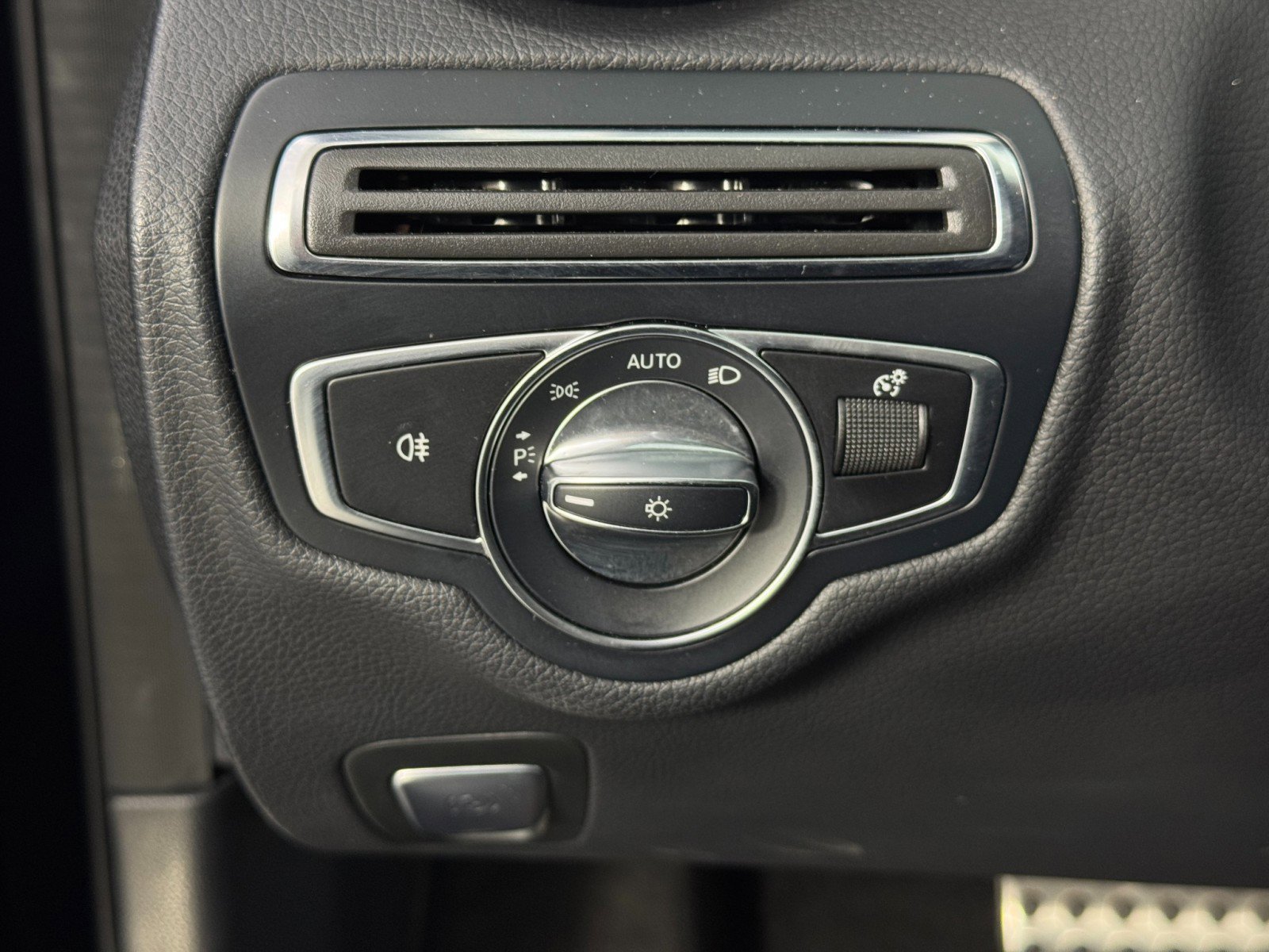 Used 2018 Mercedes-Benz C 300 Sedan image 18