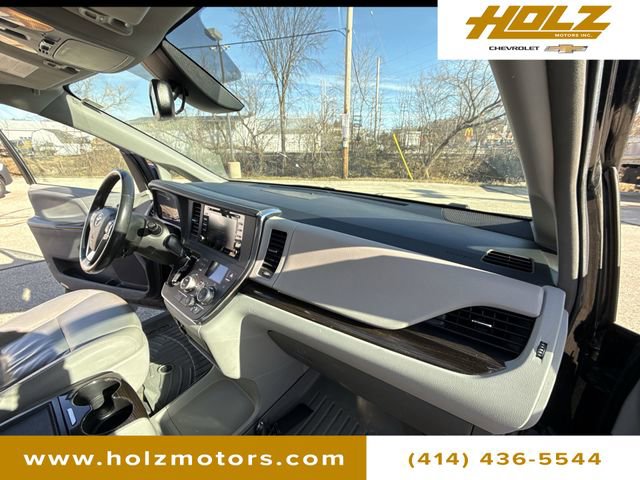 Used 2018 Toyota Sienna XLE image 21