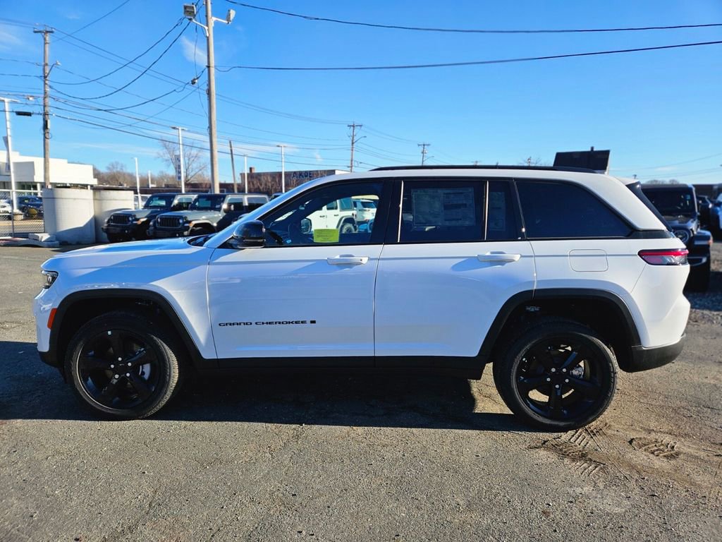 New 2025 Jeep Grand Cherokee Altitude image 2