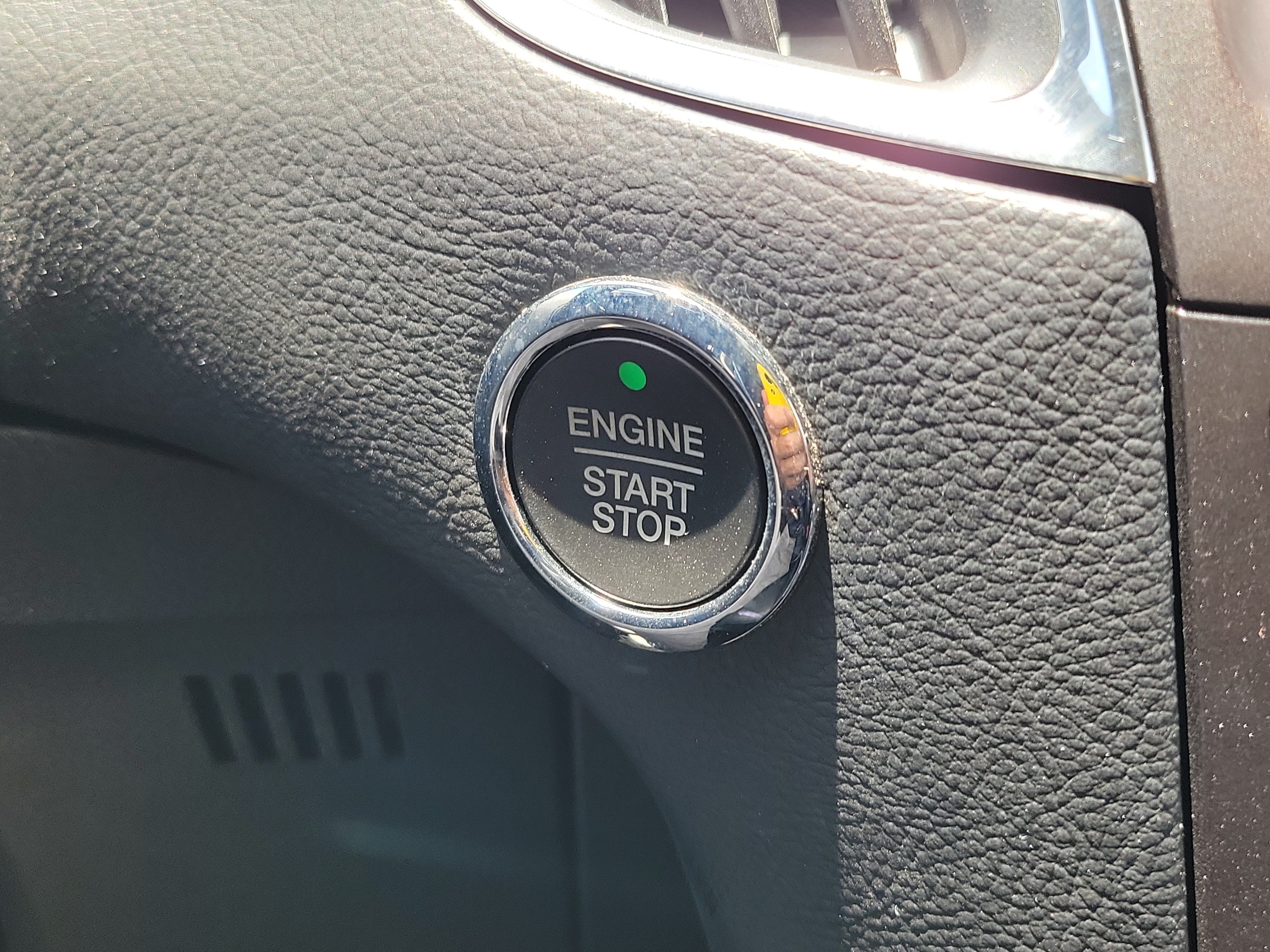 Used 2018 Ford Edge Titanium FWD image 34