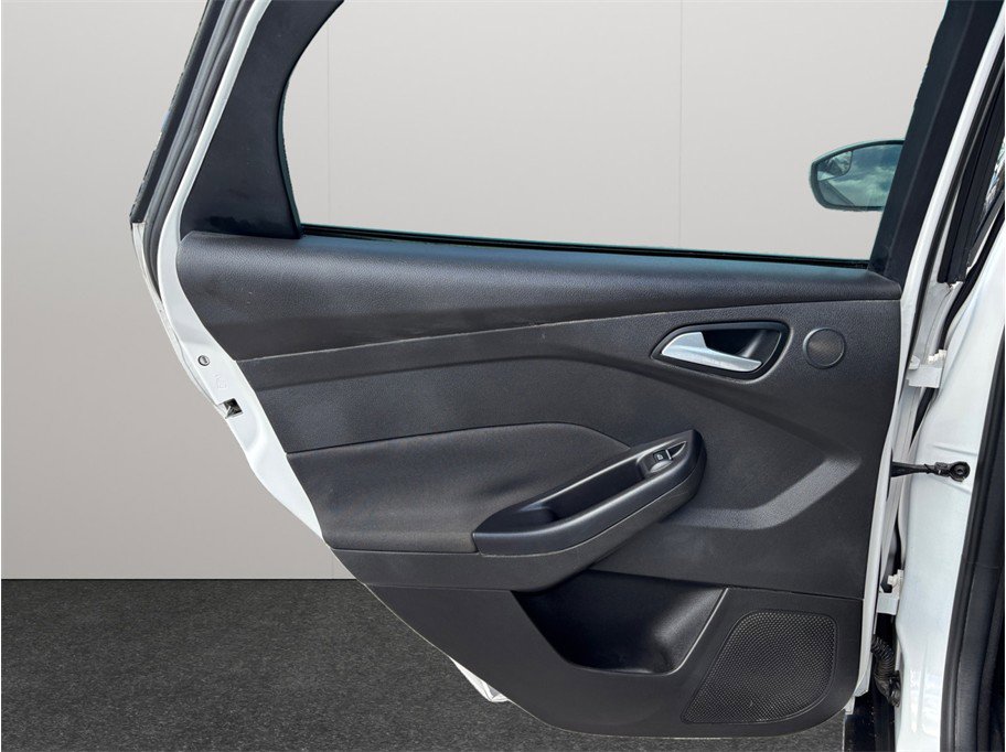 Used 2015 Ford Focus Titanium FWD image 34