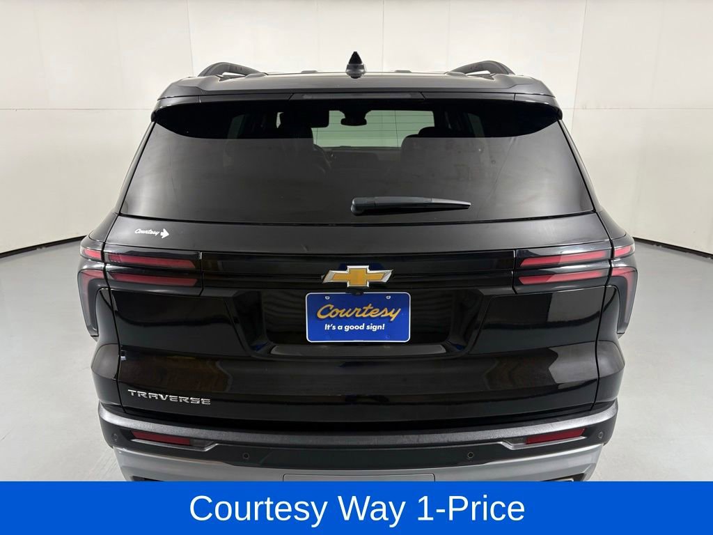 Used 2025 Chevrolet Traverse LT FWD image 9