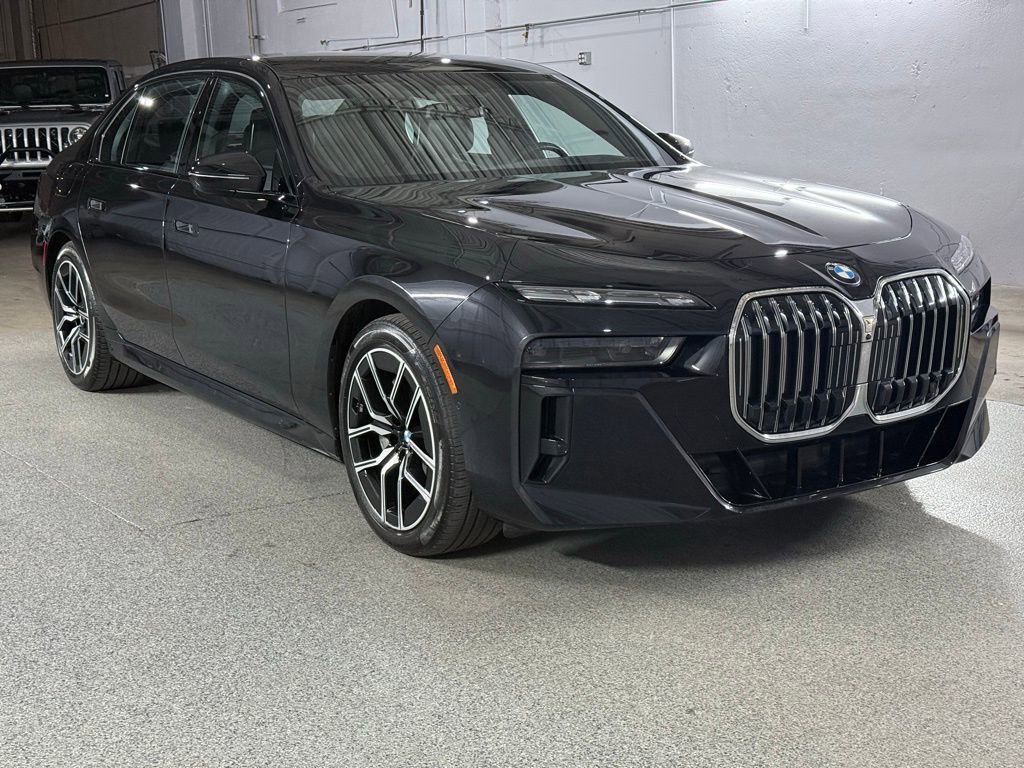 Used 2023 BMW 760i xDrive w/ Executive Package image 2