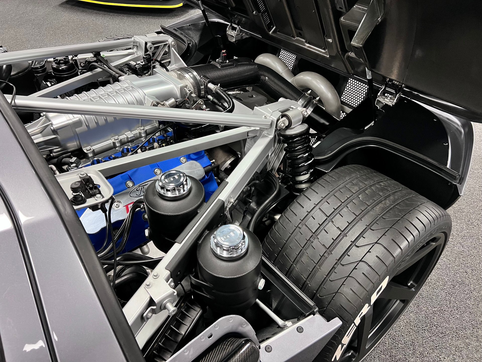 Used 2006 Ford GT RWD image 16