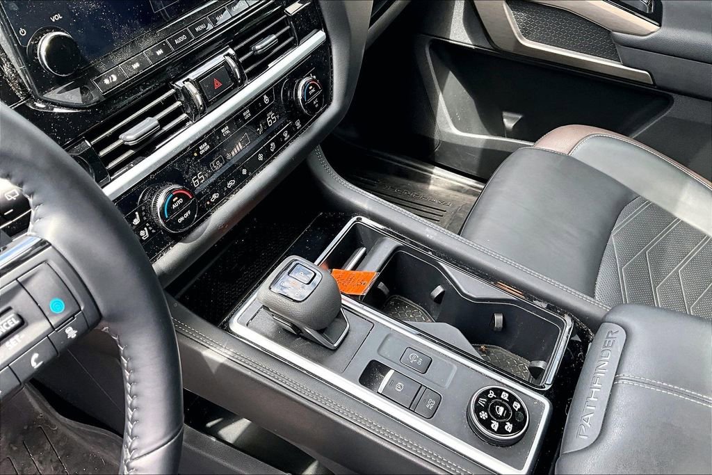 Used 2024 Nissan Pathfinder Platinum w/ Black Appearance Package AWD/4WD image 18