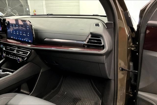 Used 2024 Chevrolet Traverse Z71 AWD/4WD image 19