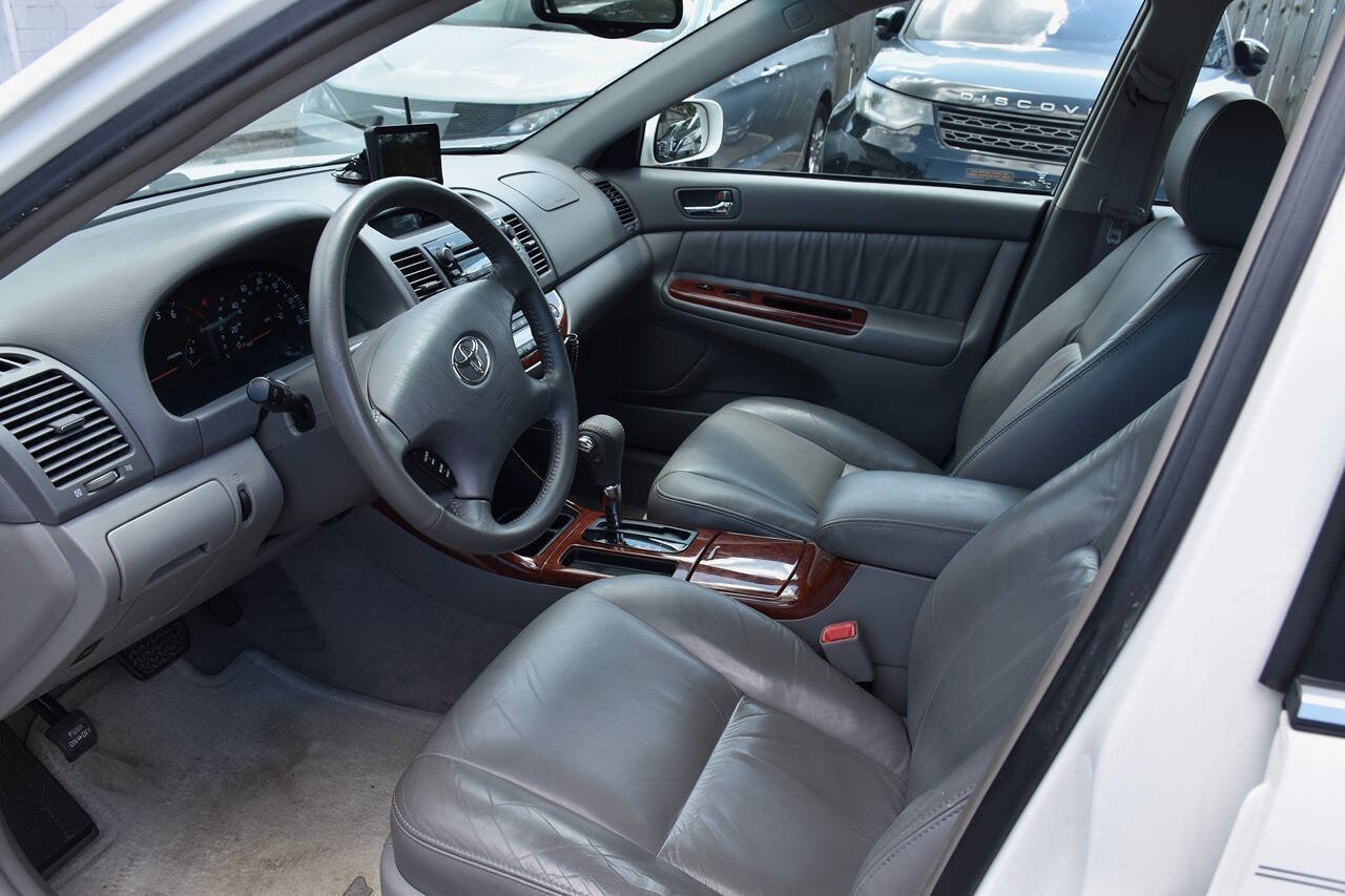 Used 2004 Toyota Camry XLE w/ VSC & Side Airbag Pkg FWD image 14