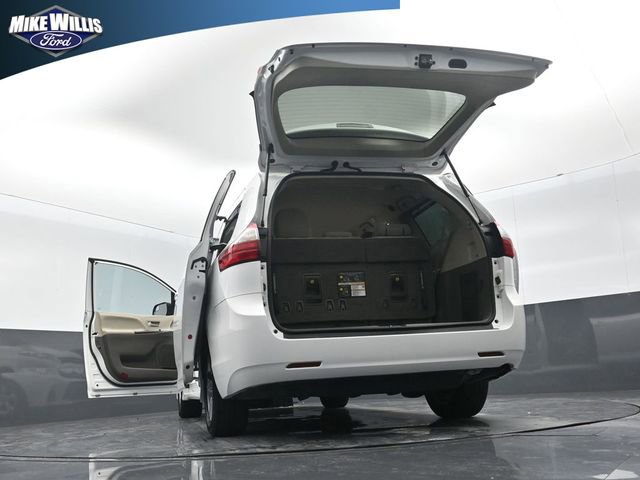 Used 2020 Toyota Sienna LE image 30