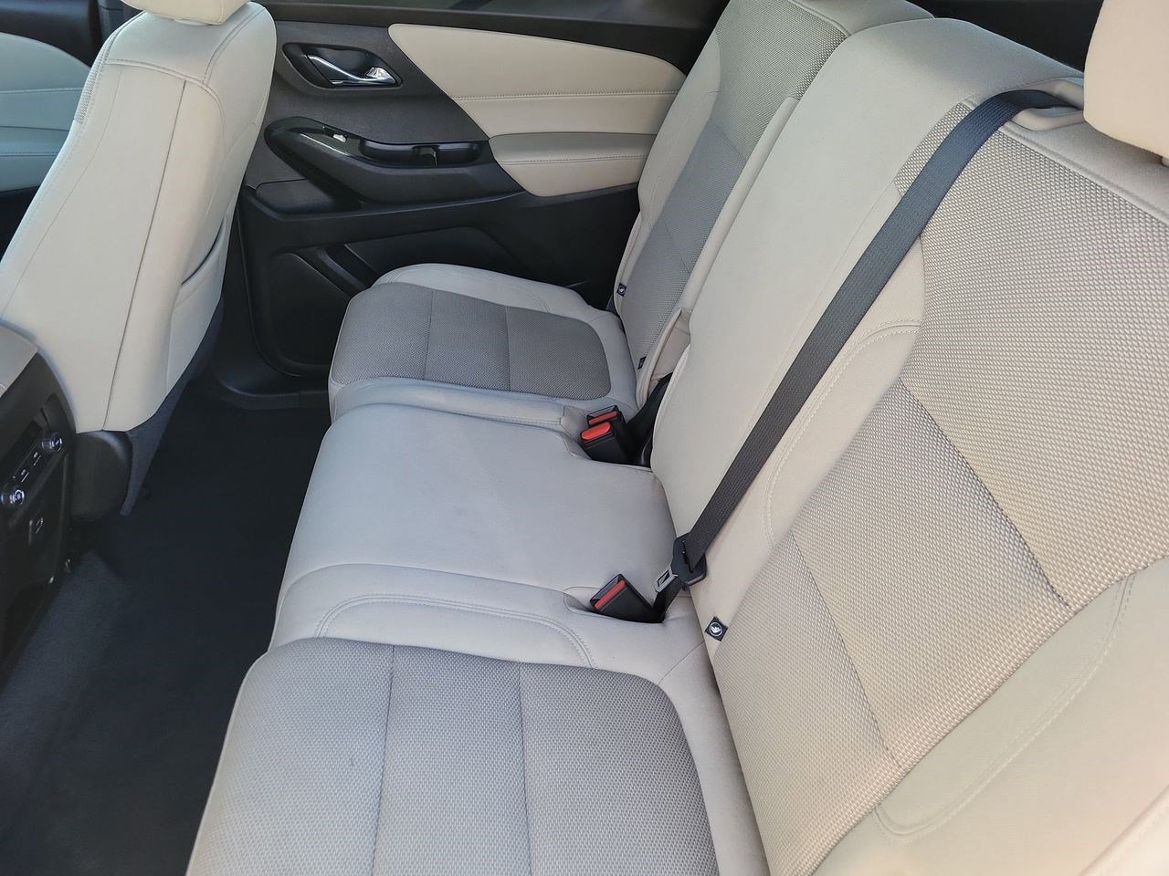 Used 2023 Chevrolet Traverse LS image 29