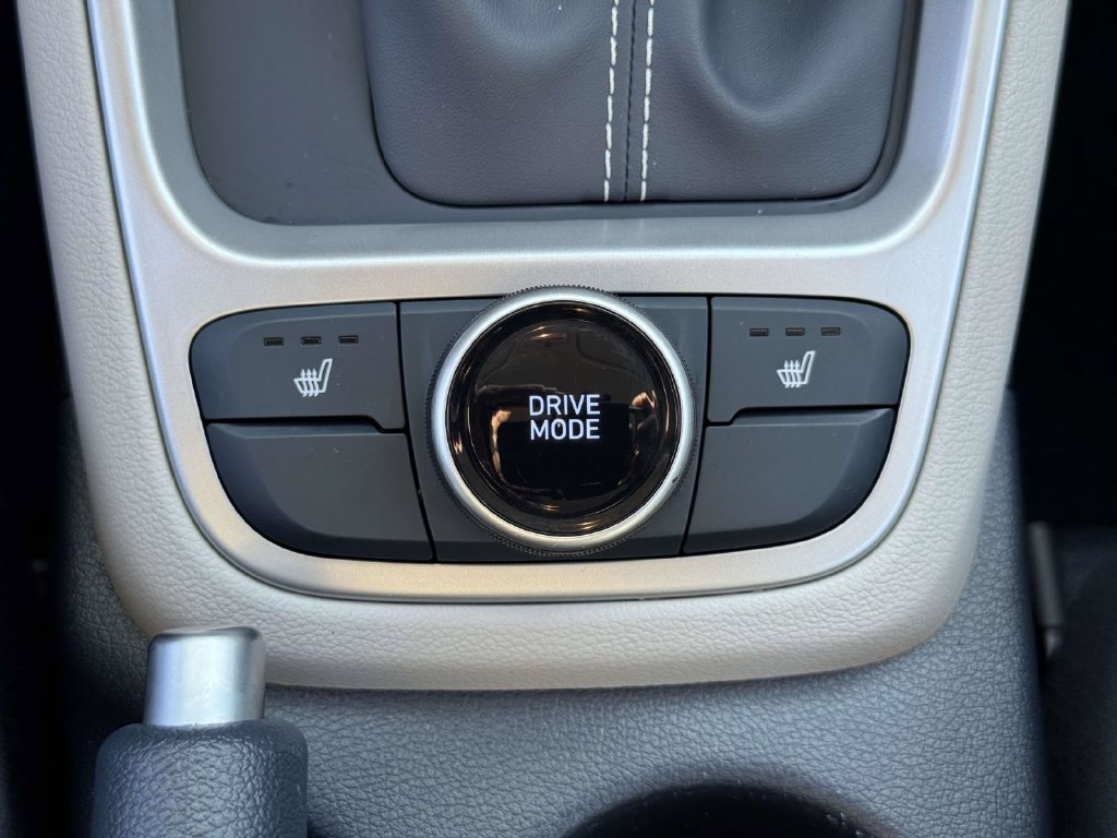 Used 2024 Hyundai Venue Limited FWD image 29
