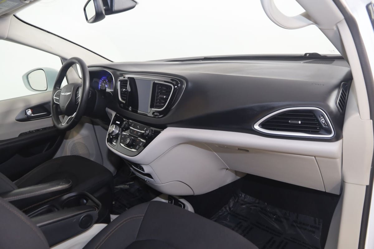 Used 2020 Chrysler Pacifica Touring FWD image 41