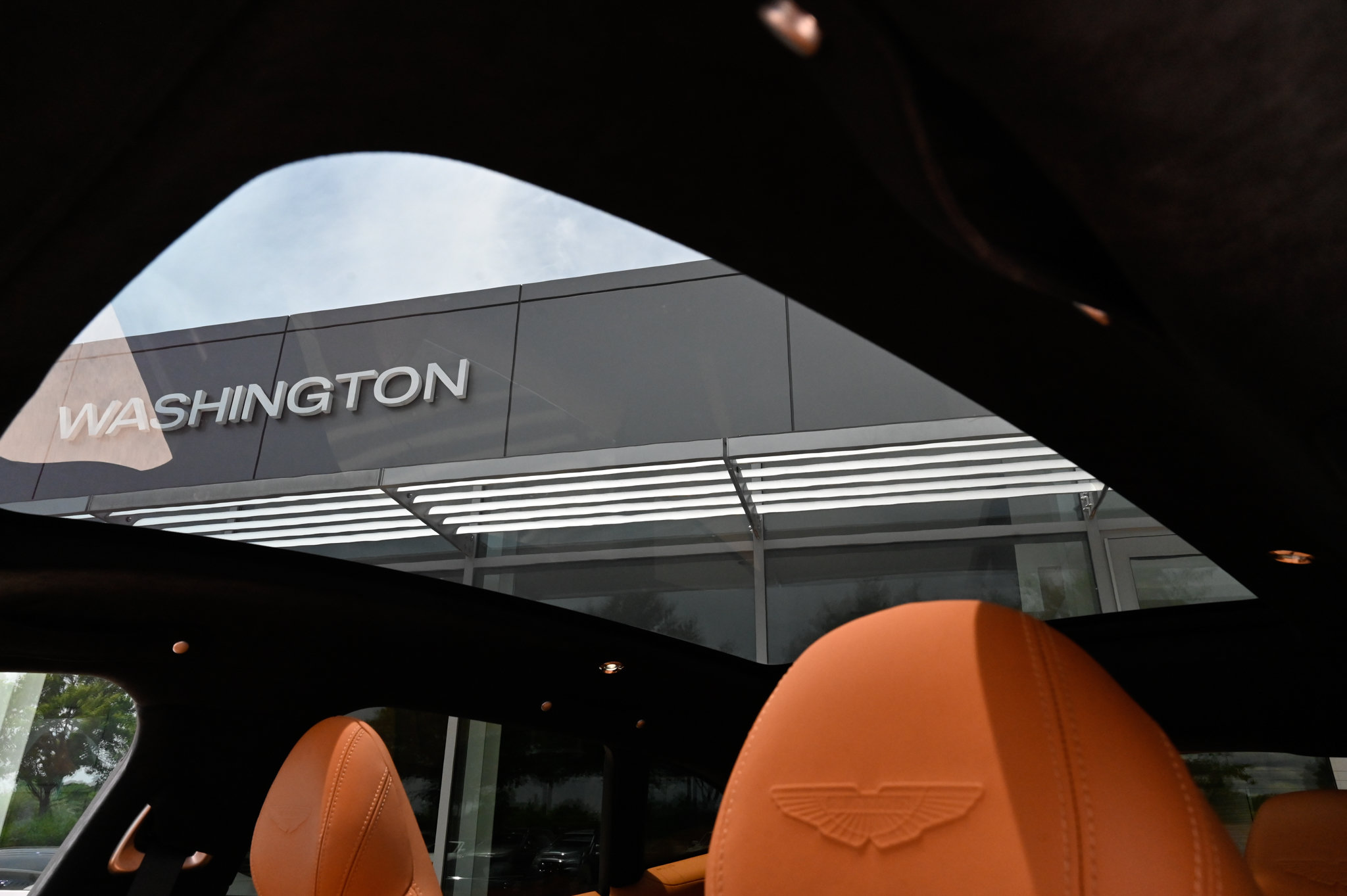 Used 2024 Aston Martin DBX AWD/4WD image 30