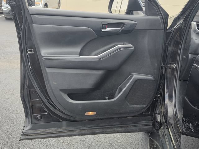 Used 2022 Toyota Highlander XLE FWD image 14