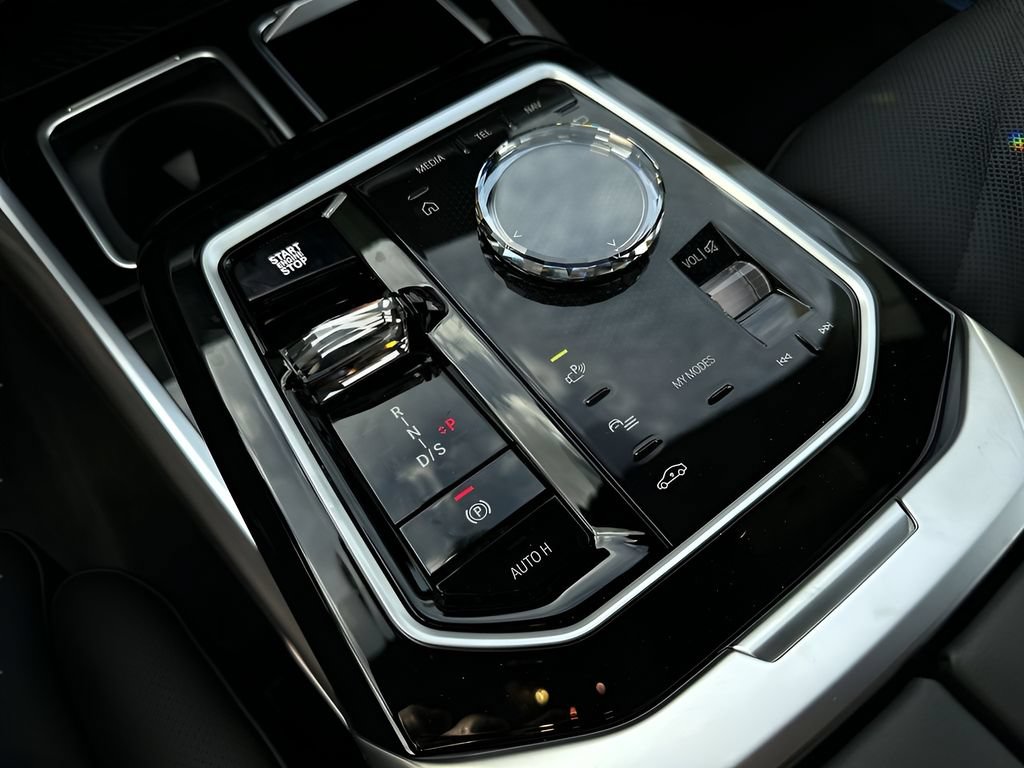 Certified 2026 BMW 740i w/ Premium Package RWD image 24