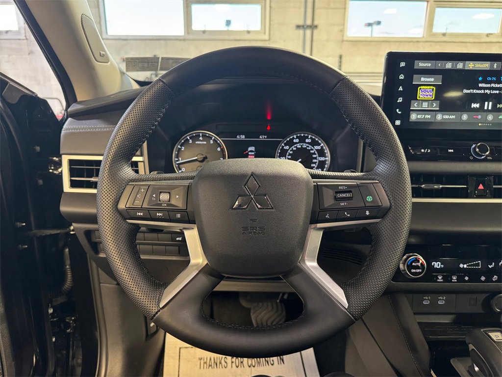 Used 2025 Mitsubishi Outlander SE image 15