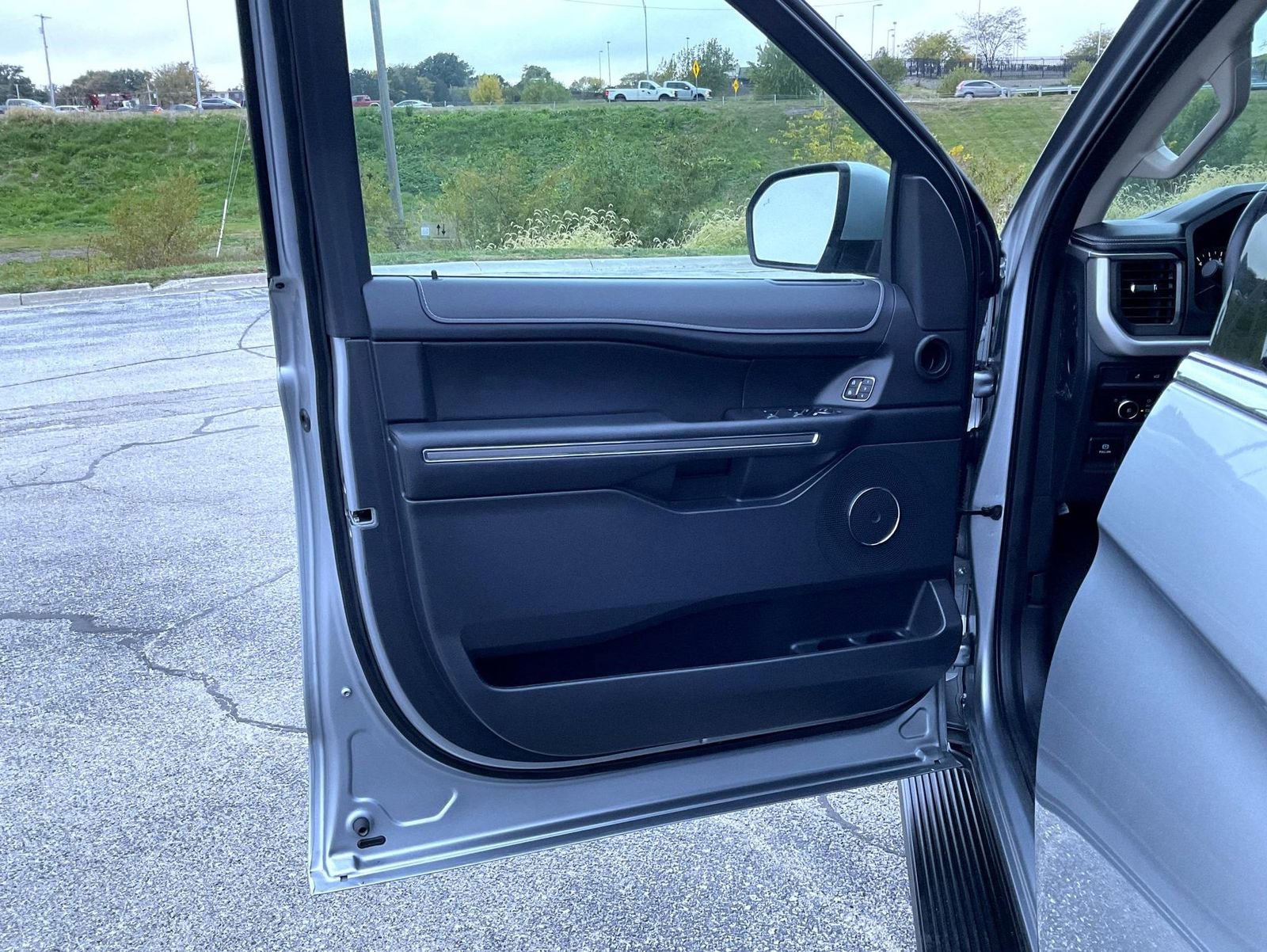 Used 2024 Ford Expedition XLT image 9