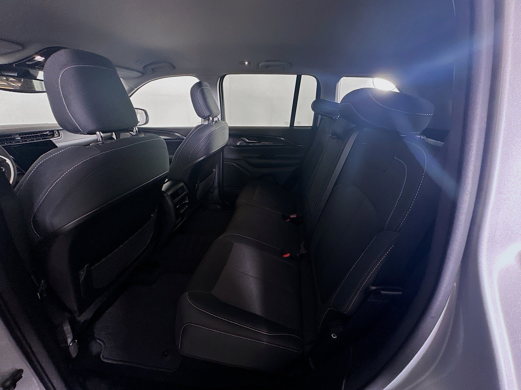 Used 2023 Jeep Grand Cherokee Laredo image 29