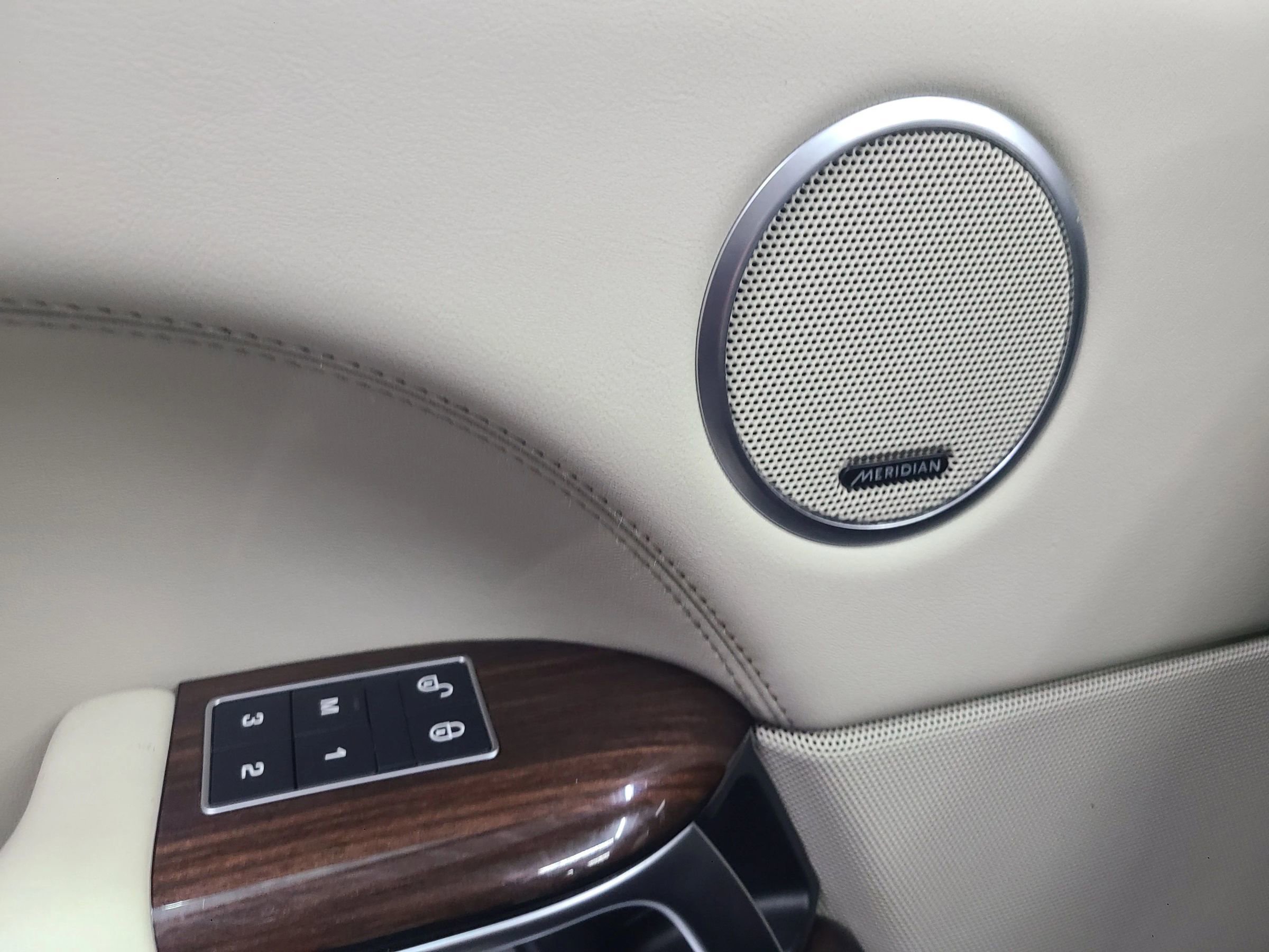 Used 2016 Land Rover Range Rover HSE image 28