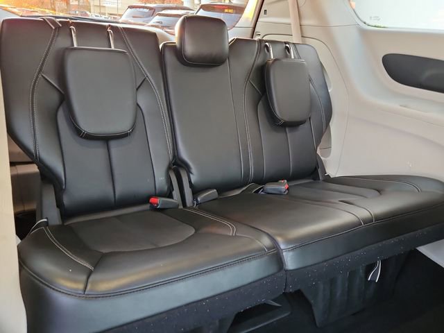 Used 2024 Chrysler Pacifica Touring-L image 19