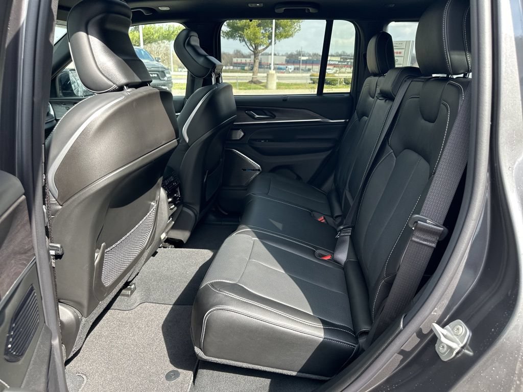 New 2024 Jeep Grand Cherokee Overland w/ Luxury Tech Group IV AWD/4WD image 16
