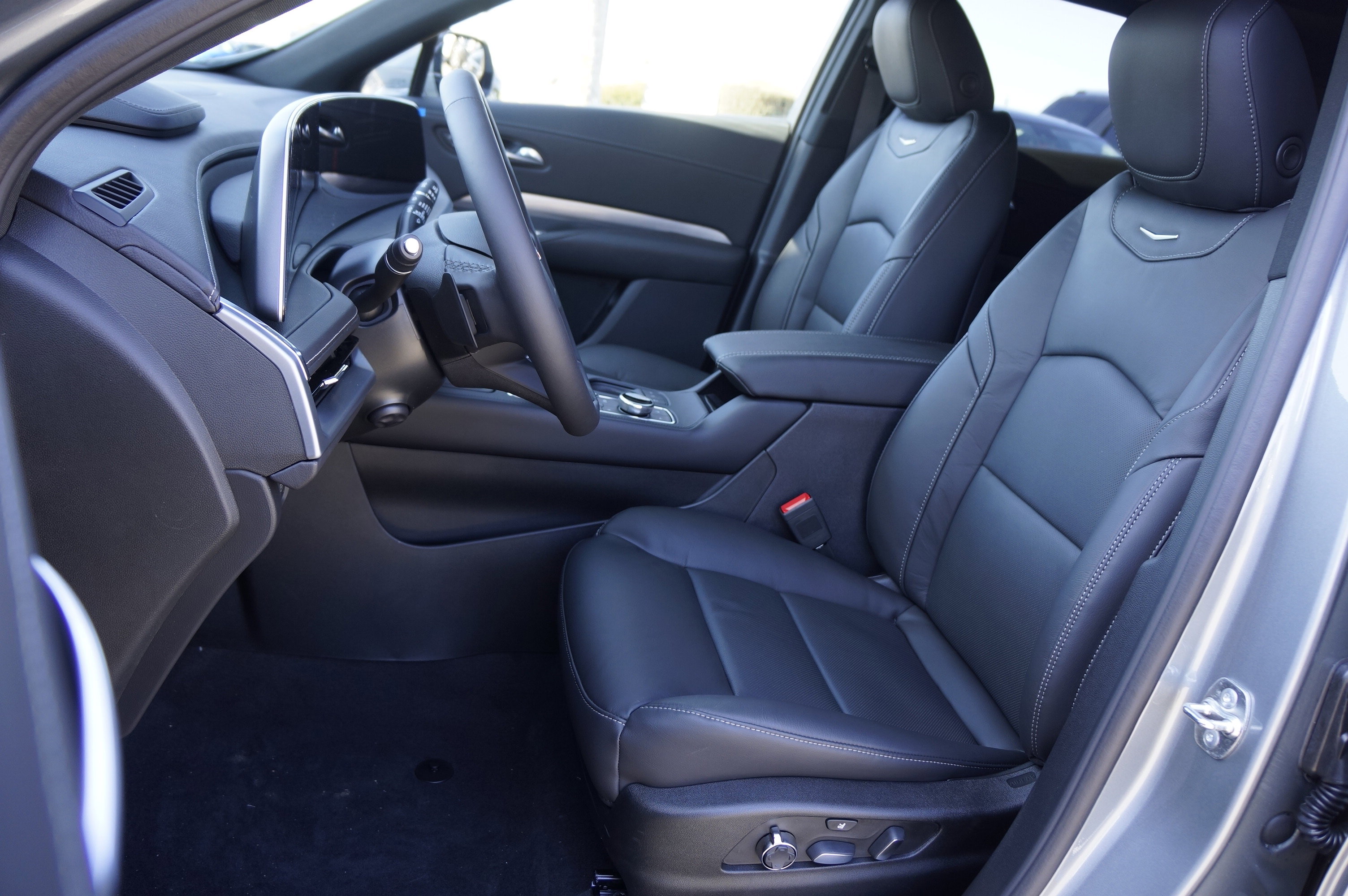 Used 2025 Cadillac XT4 Premium Luxury image 23