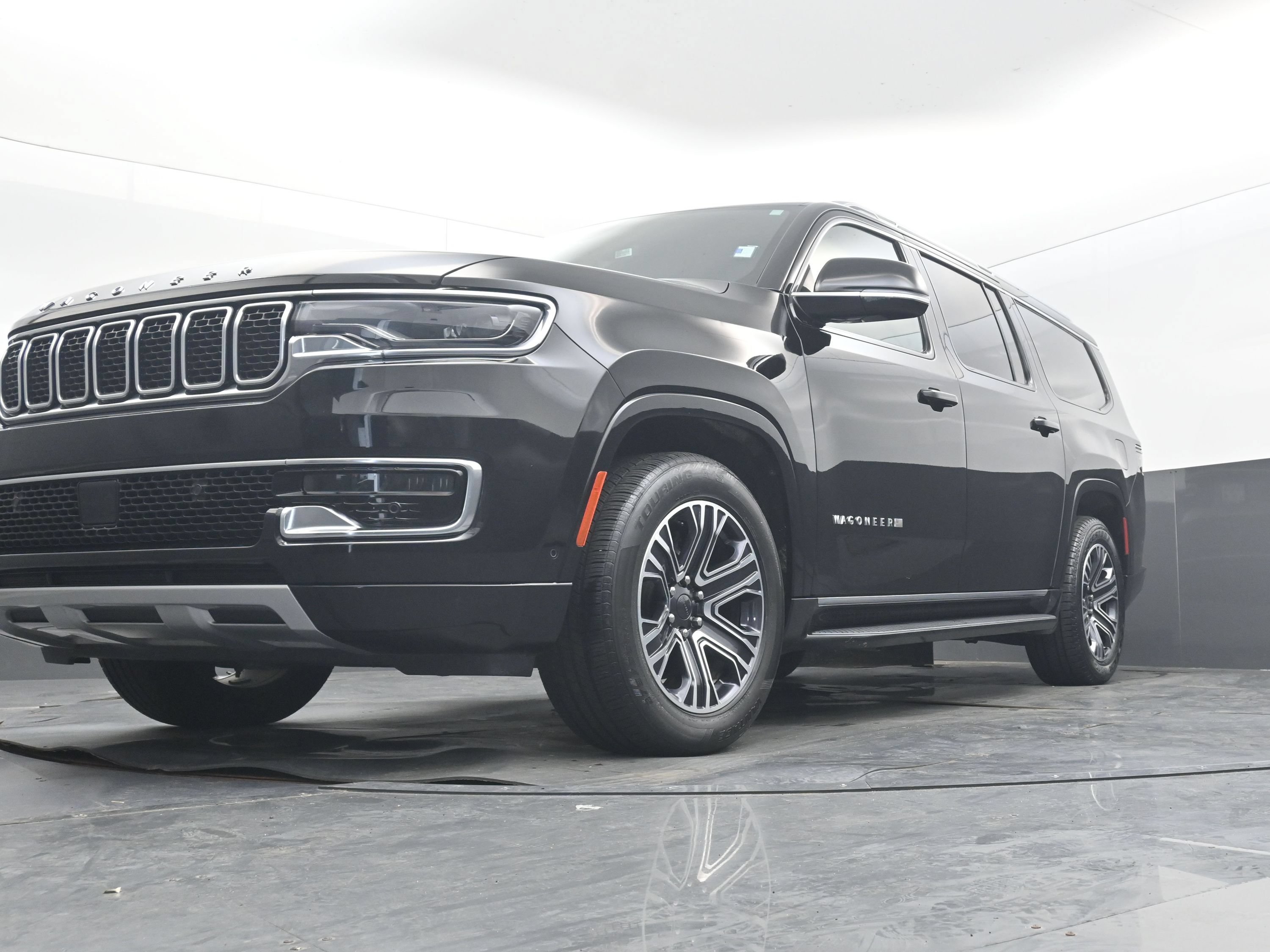 Used 2024 Jeep Wagoneer L Series II RWD image 25