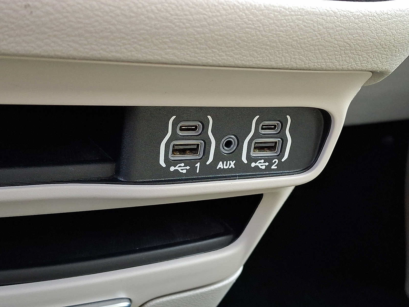 Certified 2023 Chrysler Pacifica Touring-L FWD image 26