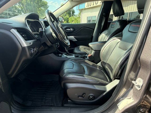 Used 2018 Jeep Cherokee Trailhawk AWD/4WD image 10