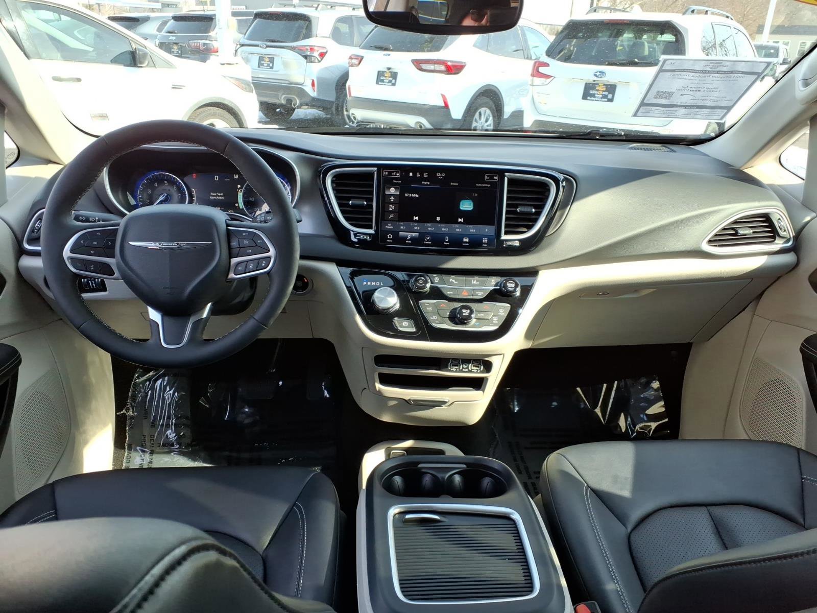 Used 2024 Chrysler Pacifica Touring-L image 5