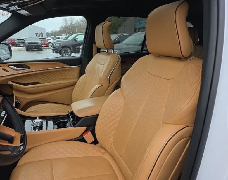 Used 2023 Jeep Grand Cherokee Summit image 9