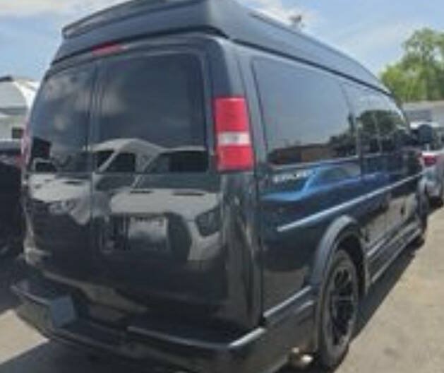 Used 2018 Chevrolet Express 2500 w/ Enhanced Convenience Package RWD image 4