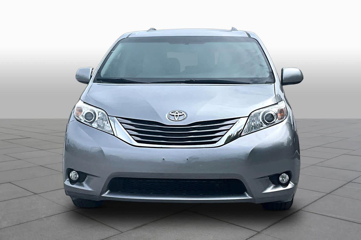Used 2017 Toyota Sienna XLE w/ XLE Navigation Package FWD image 4