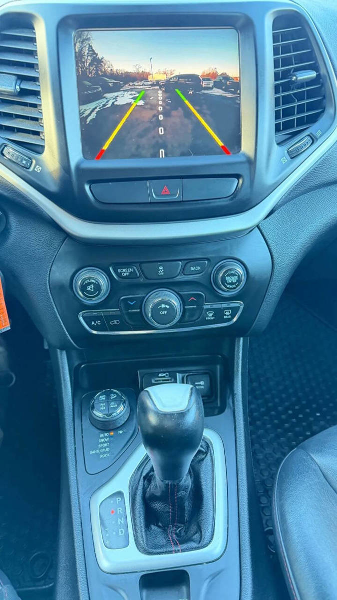 Used 2017 Jeep Cherokee Trailhawk w/ Cold Weather Group image 20