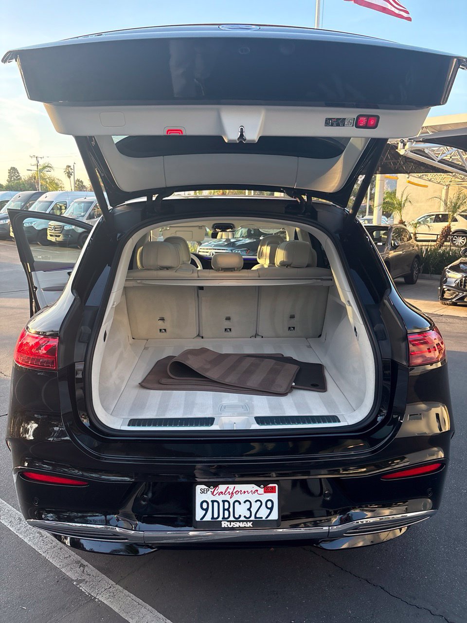 Used 2023 Mercedes-Benz EQS 580 4MATIC SUV image 9