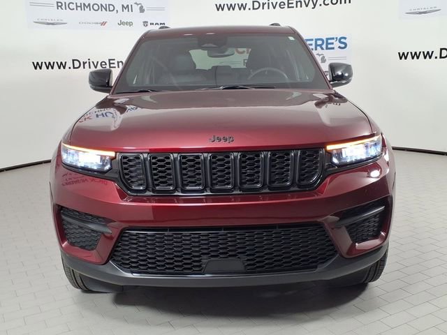 Used 2024 Jeep Grand Cherokee Altitude image 2