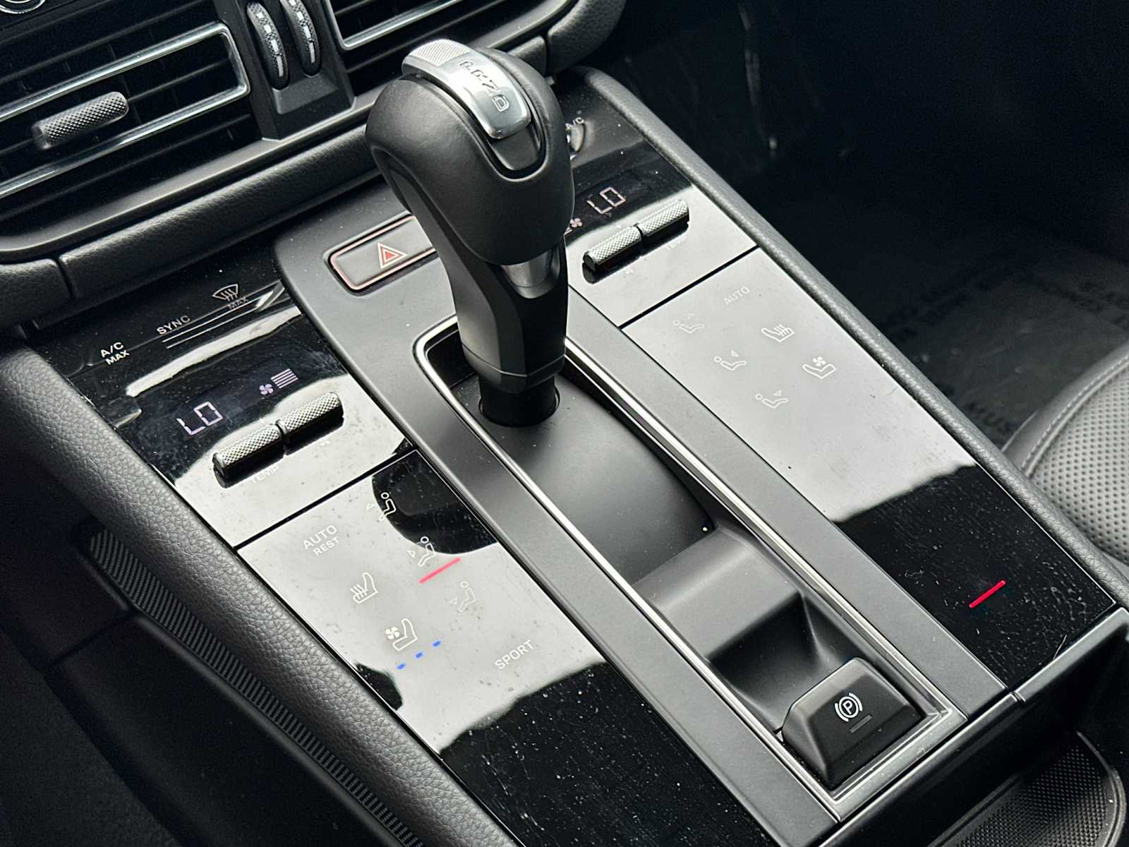 Certified 2025 Porsche Macan AWD/4WD image 21