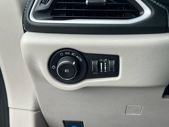 Used 2022 Chrysler Pacifica Touring-L FWD image 19
